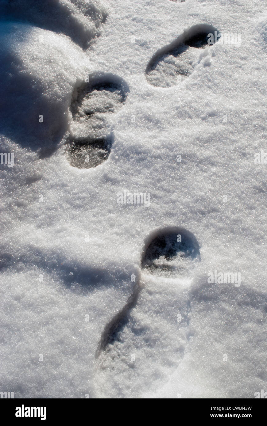 Footprints dal dr. Martens stivali in neve Foto stock - Alamy