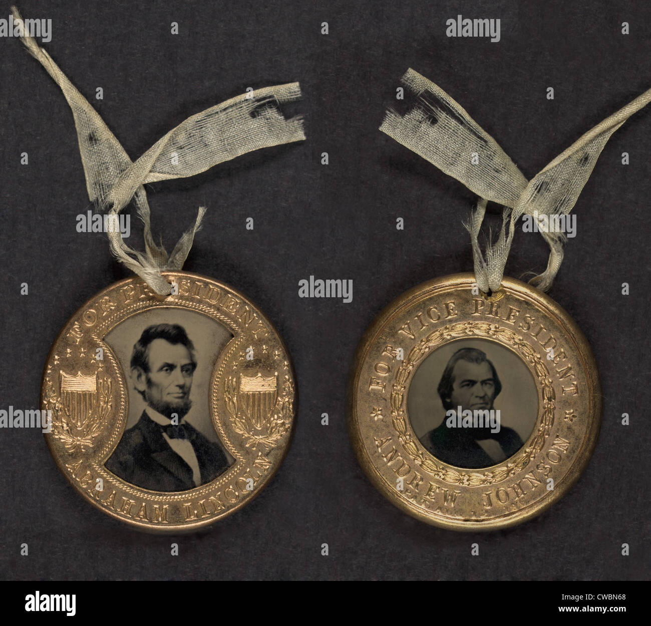 Pulsante della campagna per il 1864 elezioni presidenziali che mostra busto tintype ritratto di Abraham Lincoln e vice-presidential Foto Stock