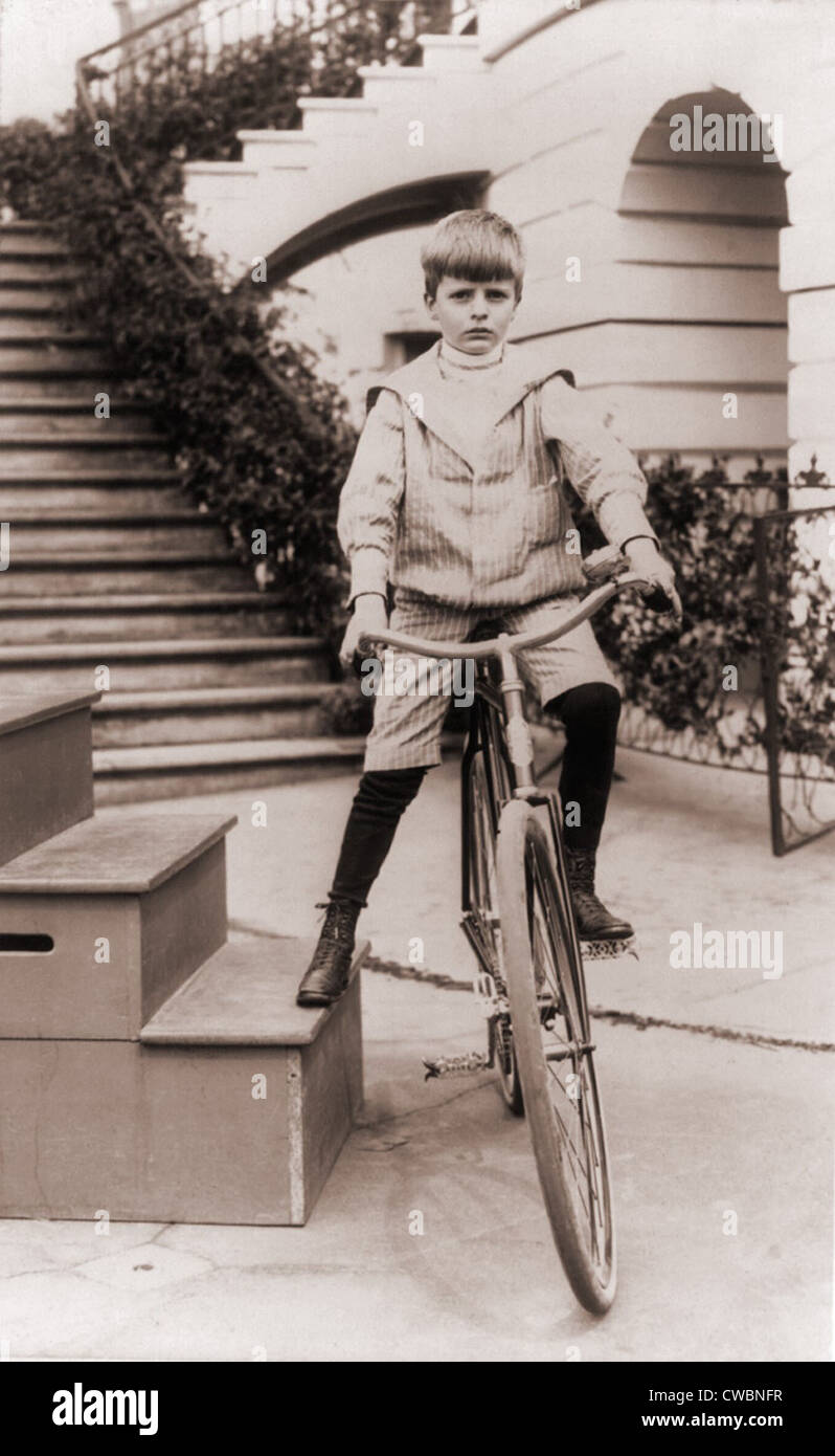 Archie Roosevelt, figlio del Presidente Theodore e Edith, su una bicicletta alla Casa Bianca. Foto di Francesca Benjamin Johnson, 1902. Foto Stock