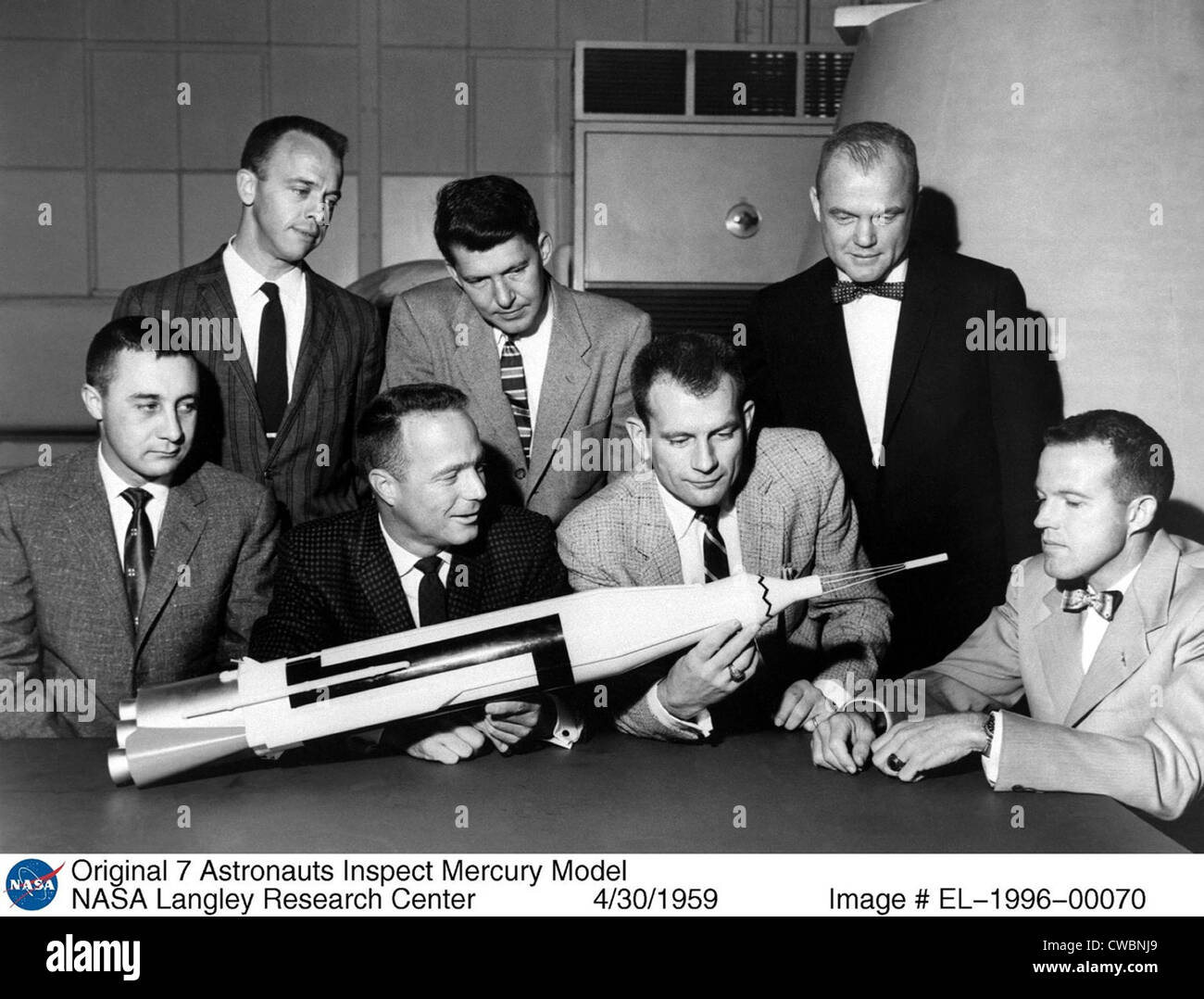 Progetto astronauti Mercury ispezionare modello Mercury dopo che essi sono stati introdotti al pubblico americano in aprile 1959. Da sinistra, Foto Stock