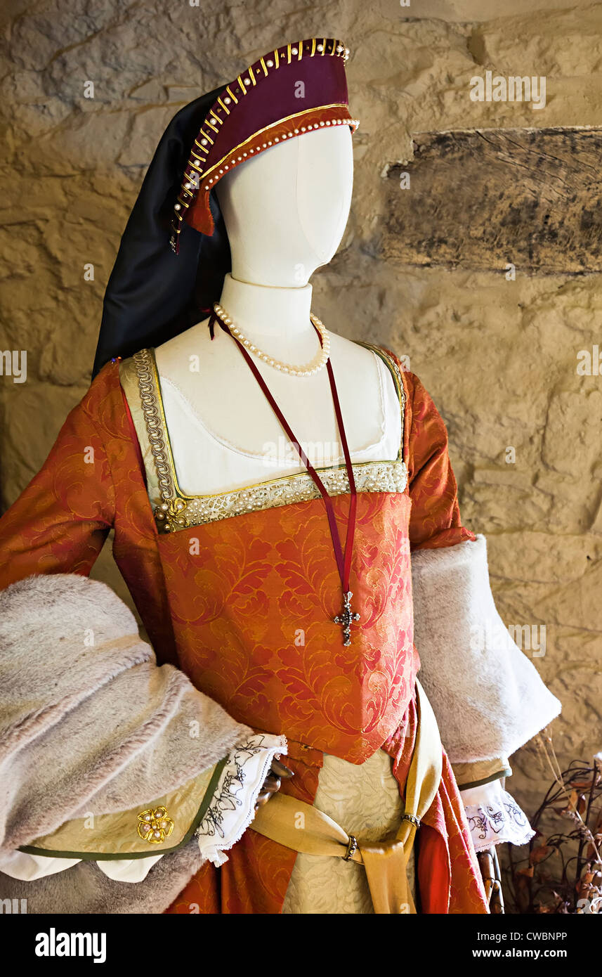 Replica Tudor donna di costume sul display del museo, Wales, Regno Unito Foto Stock