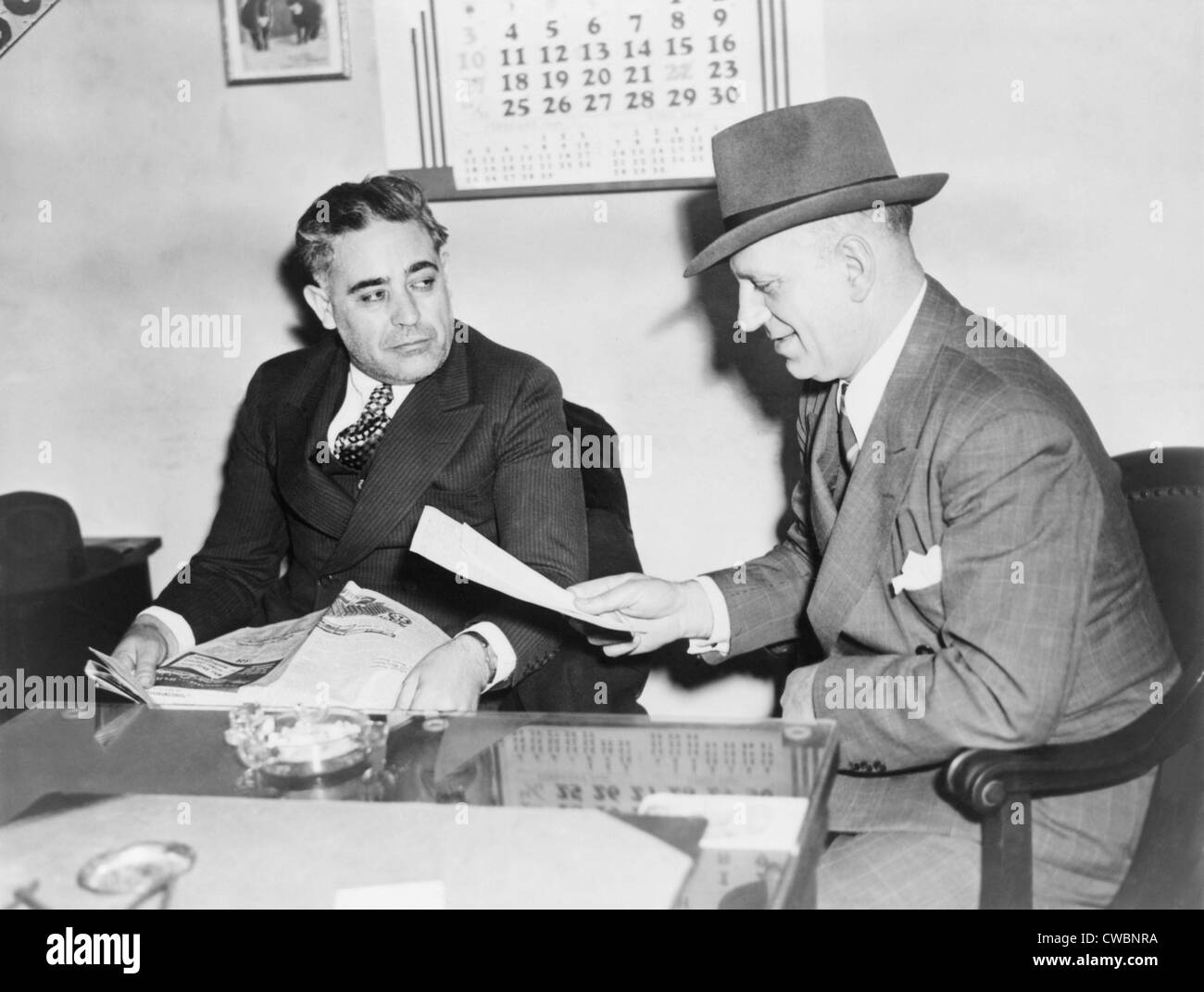 Louis Capone (1896-1944), di essere interrogato dal Detective John Osnato per quanto riguarda il taglio-rate omicidio syndicate, più tardi conosciuto come Foto Stock