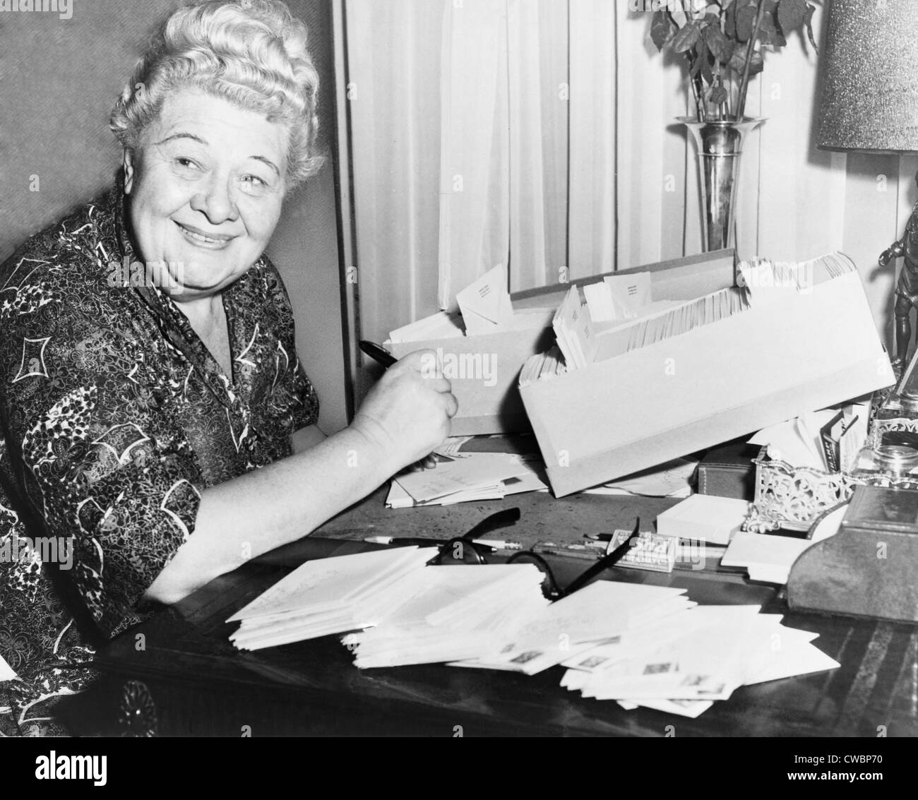 Sophie Tucker (1884-1966), alla sua scrivania partecipando alla sua posta nel 1952. Il cantante e comedienne, ha cominciato la sua carriera e burlesque Foto Stock
