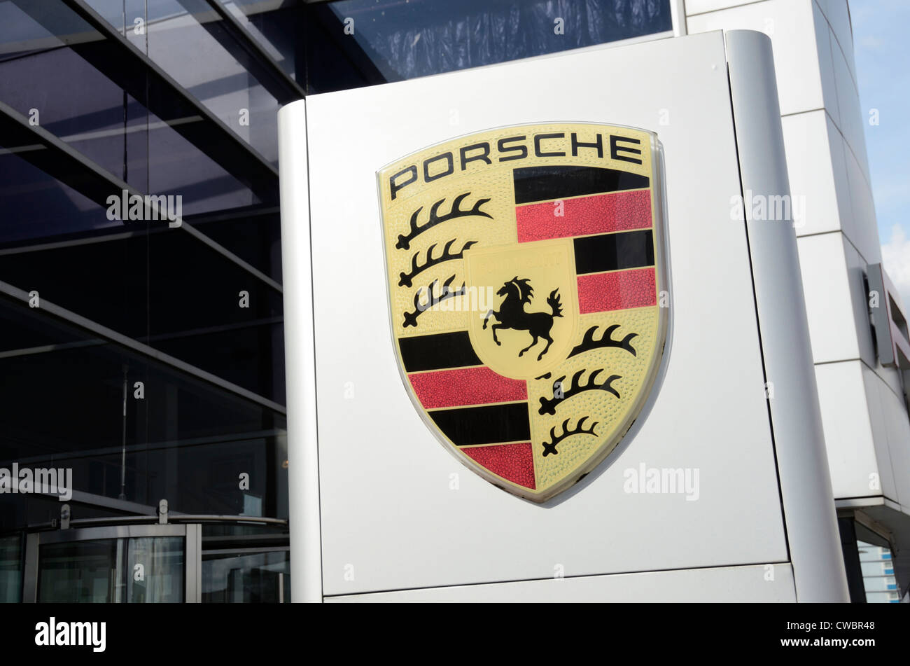 Una Porsche badge fuori un auto showroom, London, Regno Unito Foto Stock