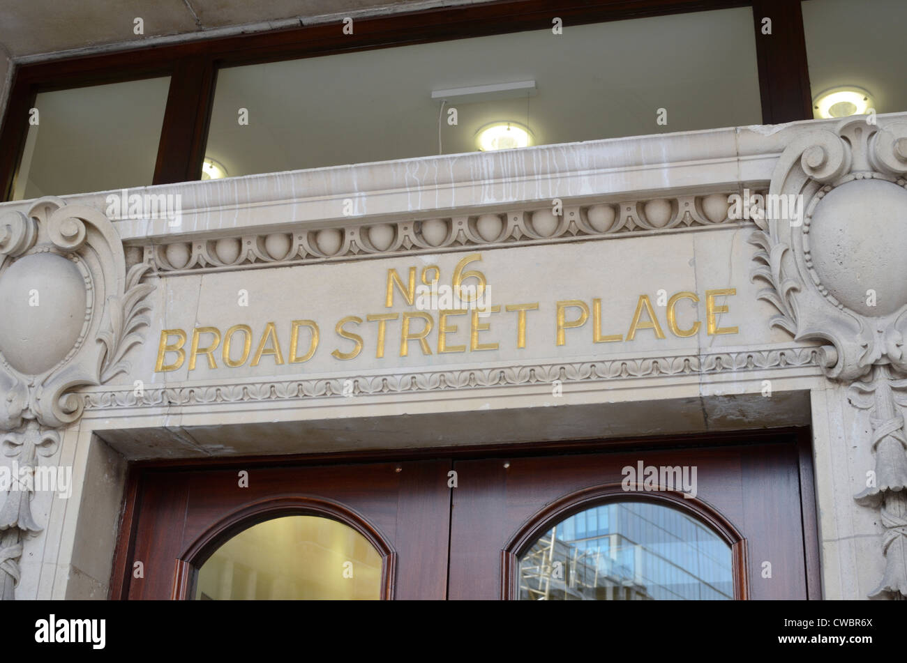 Segno di pietra, sopra 6 Broad Street, City of London, Londra, Regno Unito Foto Stock