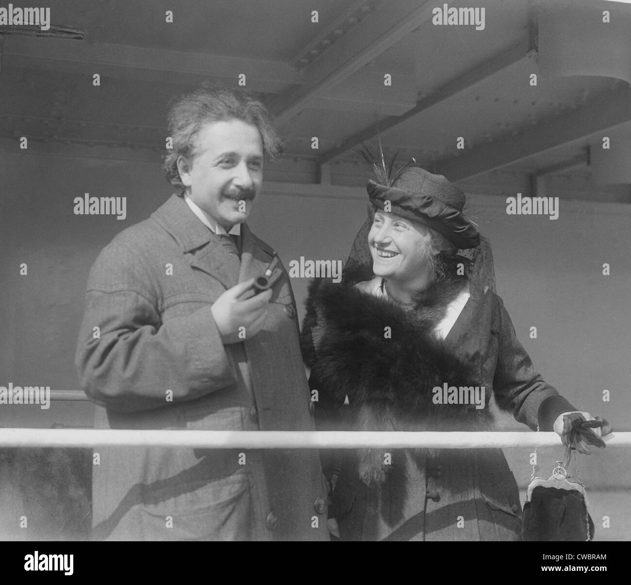 Albert Einstein (1879-1955), con la sua seconda moglie Elsa Lowenthal Einstein, come essi arrivano a New York su un oceano liner in Foto Stock