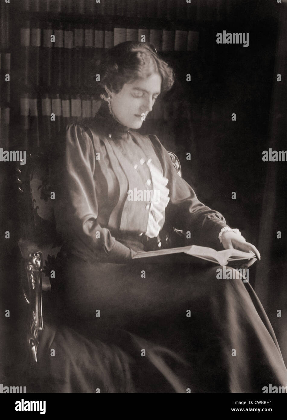 Clementina Churchill (1885-1977), moglie del politico britannico Winston Churchill, la lettura di un libro. Ca. 1910 Foto Stock