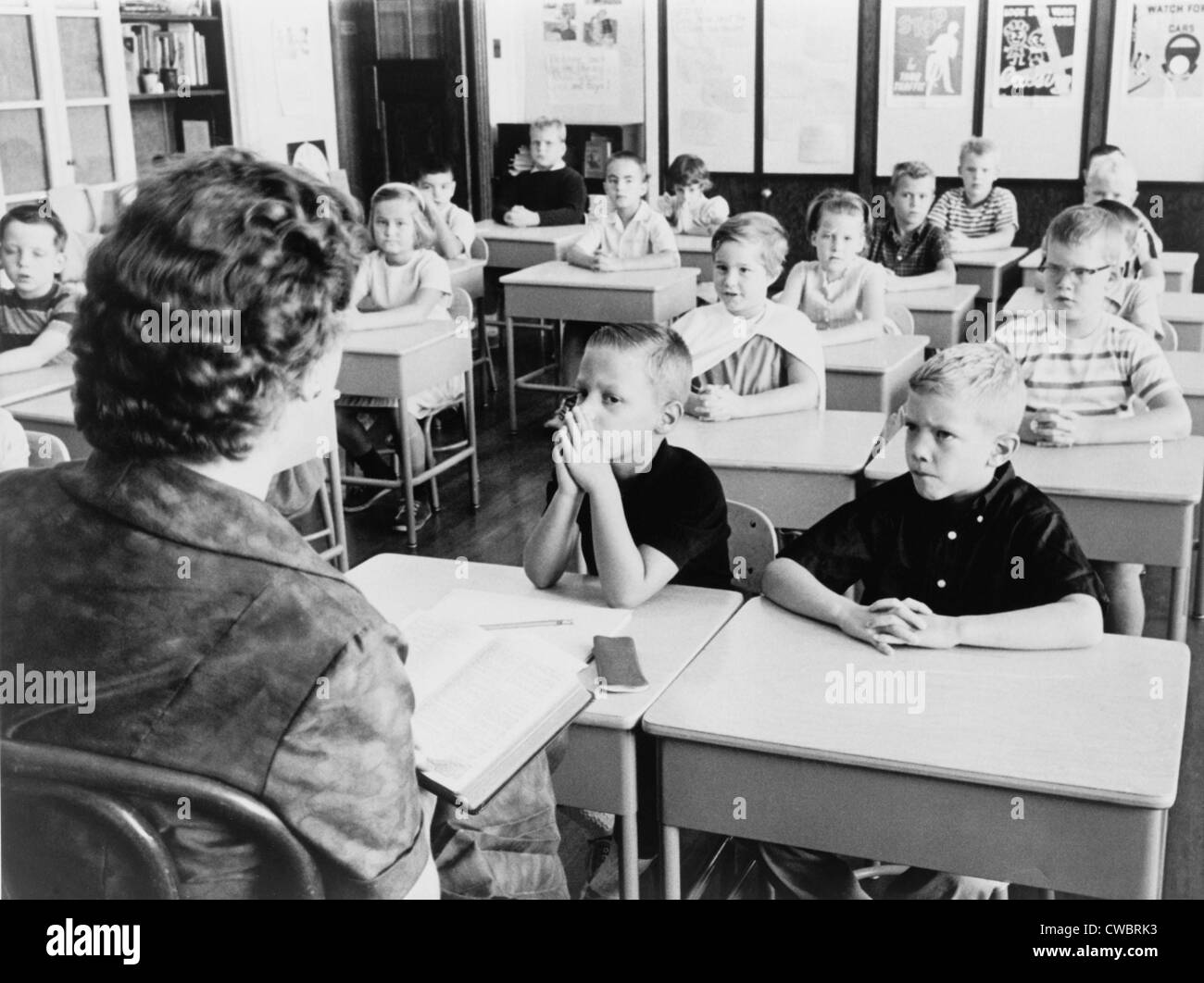 Secondo gli studenti di ascoltare come il loro insegnante, legge un passaggio dalla Bibbia nel 1962 per sostituire la scuola di preghiera che Foto Stock