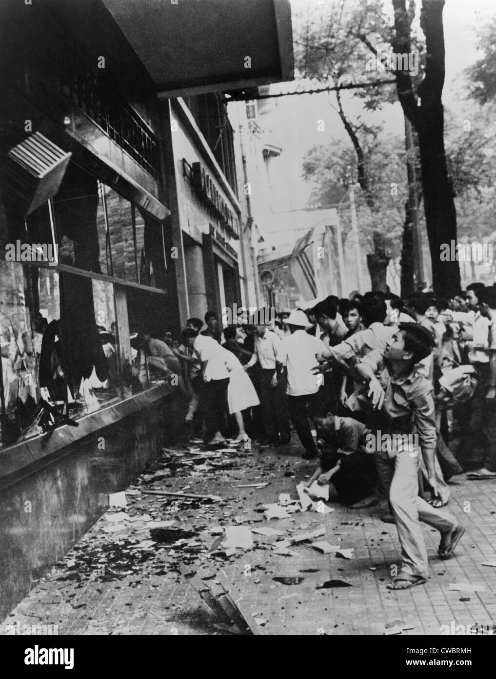 Sudvietnamiti smash windows durante un colpo di stato militare che rovesciò il governo di Ngo Dinh Diem a Saigon, novembre 1963. Foto Stock