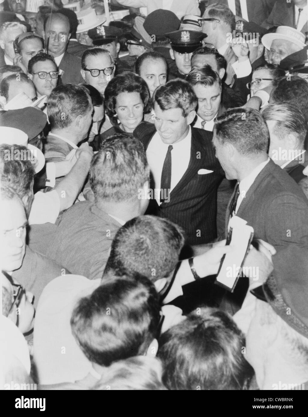 Robert F. Kennedy, con la moglie Ethel, sono assaliti durante la sua nomina come New York Stato democratico del candidato senatoriale in Foto Stock