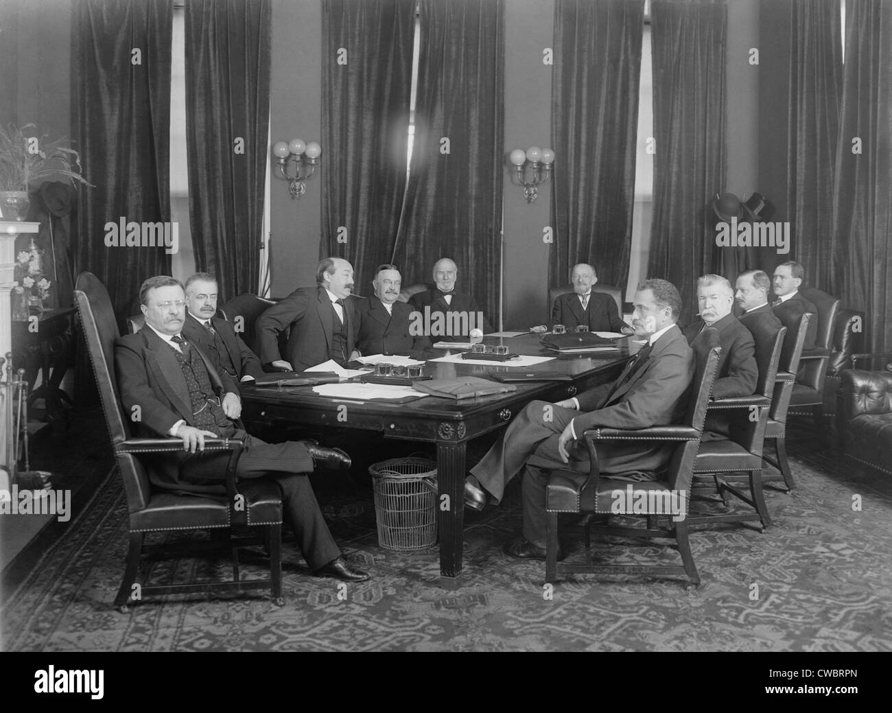Presidente Theodore Roosevelt, seduti a sinistra, con i membri del suo gabinetto. Ca. 1901. Foto Stock