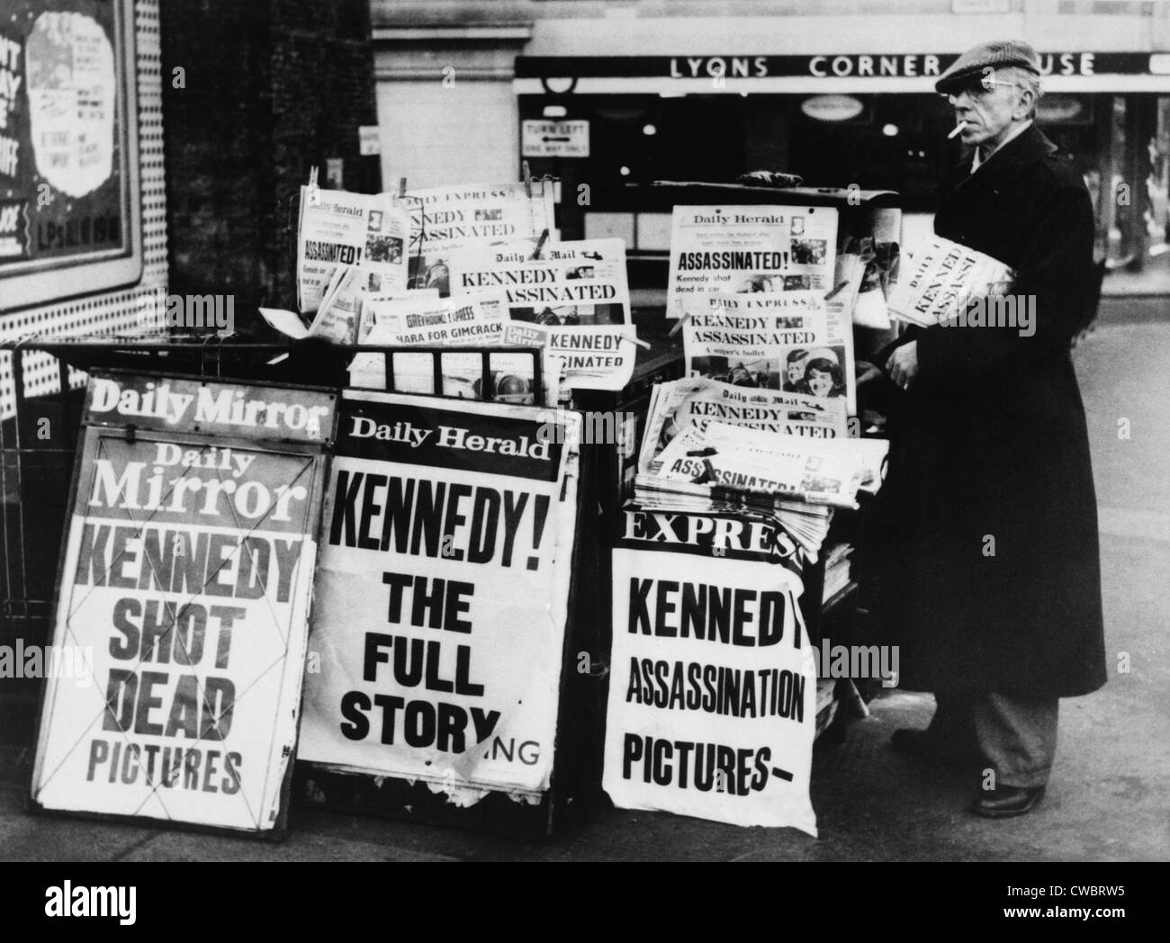 In primo piano nei pressi della Londra Trafalgar Square annunciare la notizia del Presidente l'assassinio di Kennedy. Nov. 23, 1963. Foto Stock