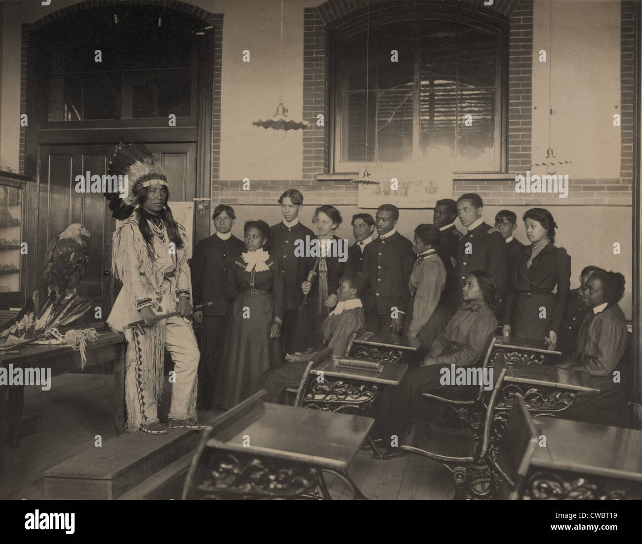 Louis Firetail, Sioux che indossa abiti tribali, in un americano di storia la classe a Hampton Institute. Fondata come un africano Foto Stock