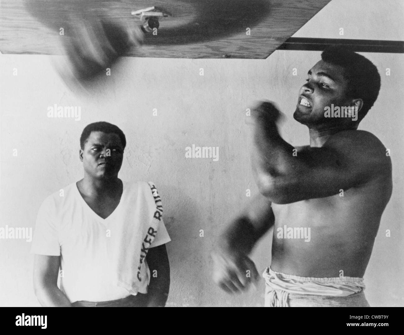 Muhammad Ali, lavora fuori sul sacchetto di luce a Miami in Florida. 1965. Foto Stock
