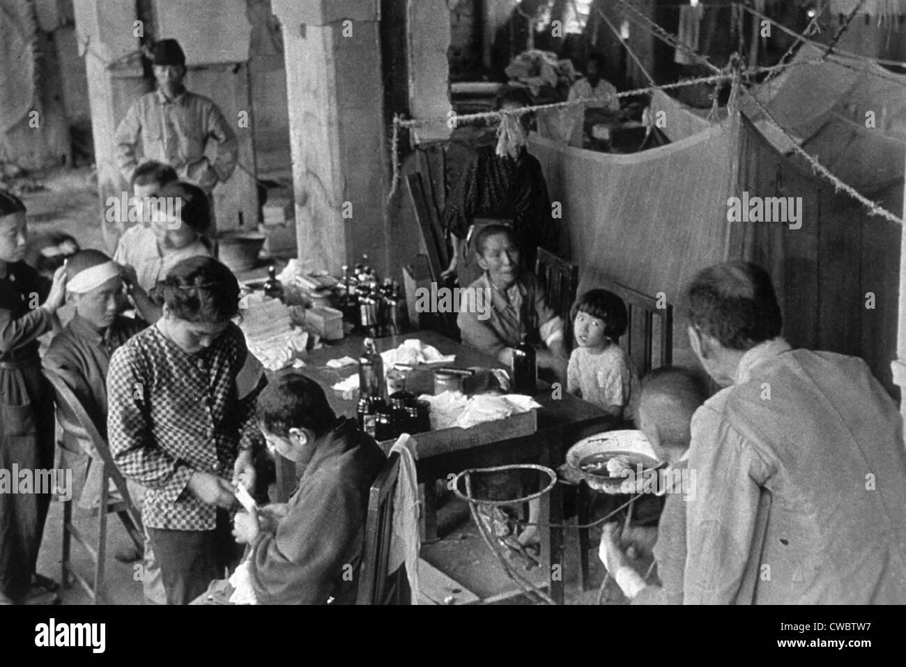 Vittime di Nagasaki bombardamento atomico del 9 agosto 1945 cercano il trattamento medico in rilievo Fukuromachi stazione. Ambulatori Foto Stock