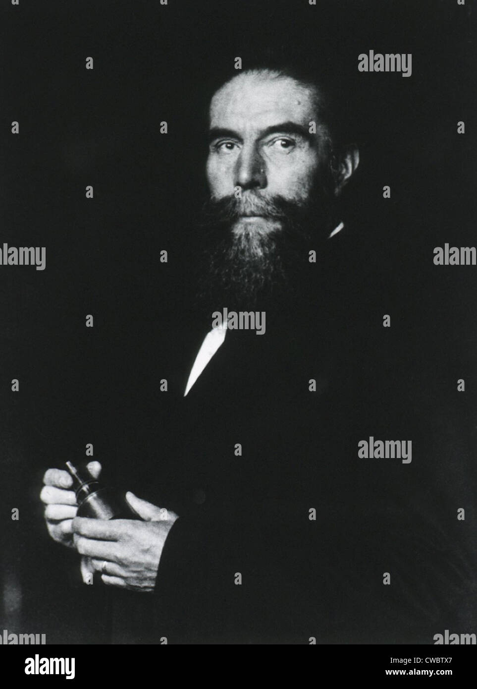 Wilhelm Röntgen (1845-1923), il fisico tedesco, scopritore di raggi X, tenendo un tubo a raggi catodici, la sorgente di raggi x Foto Stock