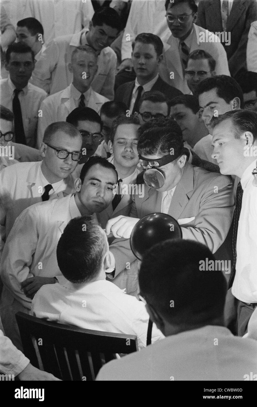 Tutti i maschi classe di studenti di medicina ricevere istruzione clinica presso la George Washington University Medical School in aprile 1958. Foto Stock
