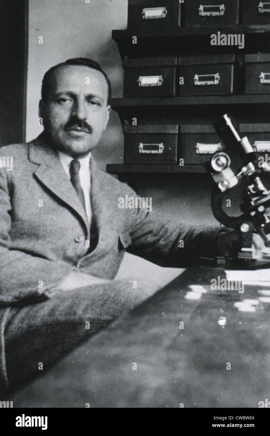 George Papanicolaou (1883-1962), greco-americano nato il medico sviluppata un semplice test citologico per il cancro cervicale in 1928. Foto Stock