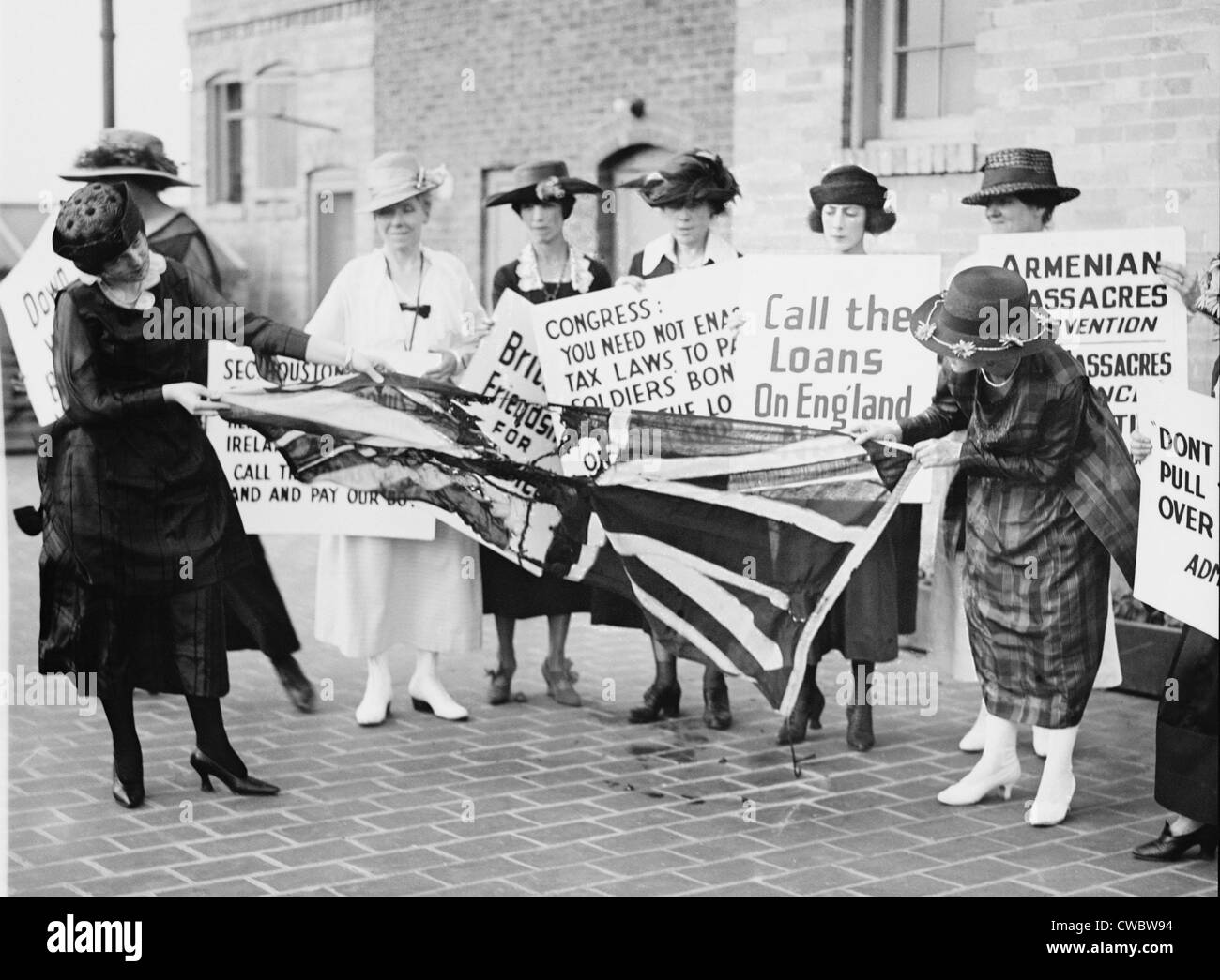 Un gruppo di donne Irish-American strappo fino a bandiera britannica, come protestano contro gli Stati Uniti dell'inglese contro Foto Stock
