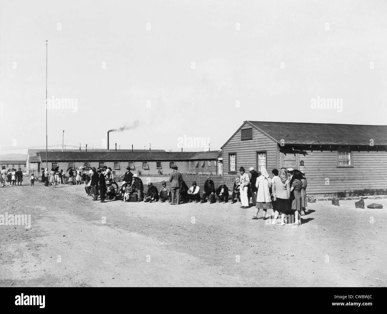 Gli americani giapponesi in mezzo alla carta di catrame nelle caserme del Tule Lake Relocation Center in Newell, California. Questo fosco camp è stato Foto Stock