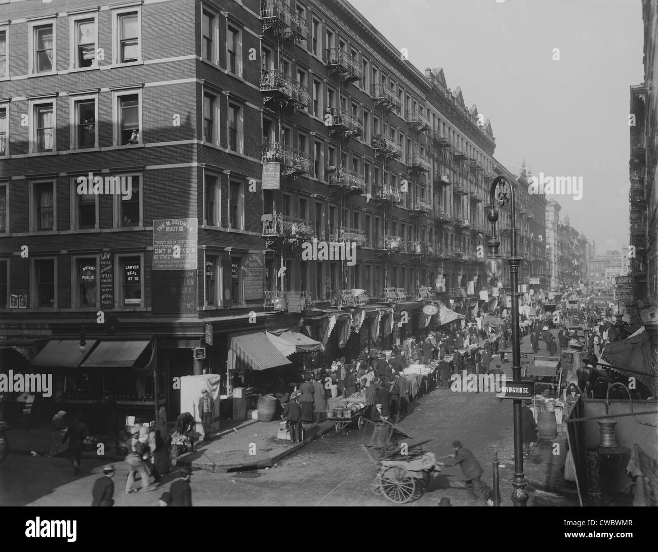 Vista da Rivington Street a New York City il Lower East Side quartiere ebraico nel 1909. Foto Stock