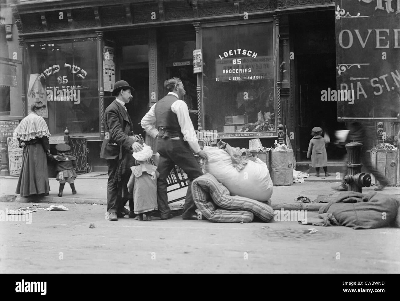 Lo sfratto da un appartamento sul New York Città Ebraica del Lower East Side. Dal 1904-08, una serie del socialista Foto Stock