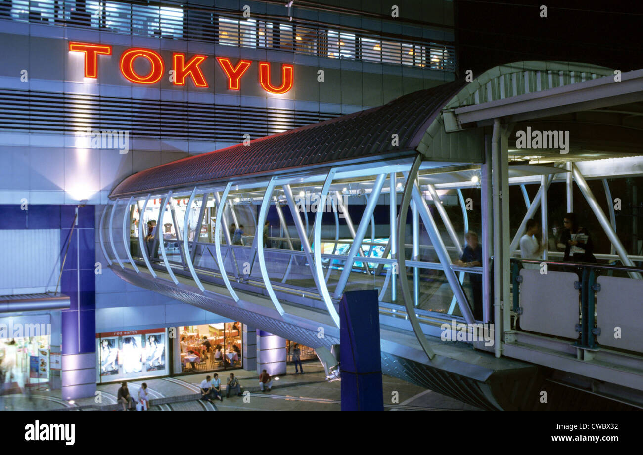 Bangkok, futuristico Eingangsbruecke a Tokyu Shopping Centre Foto Stock