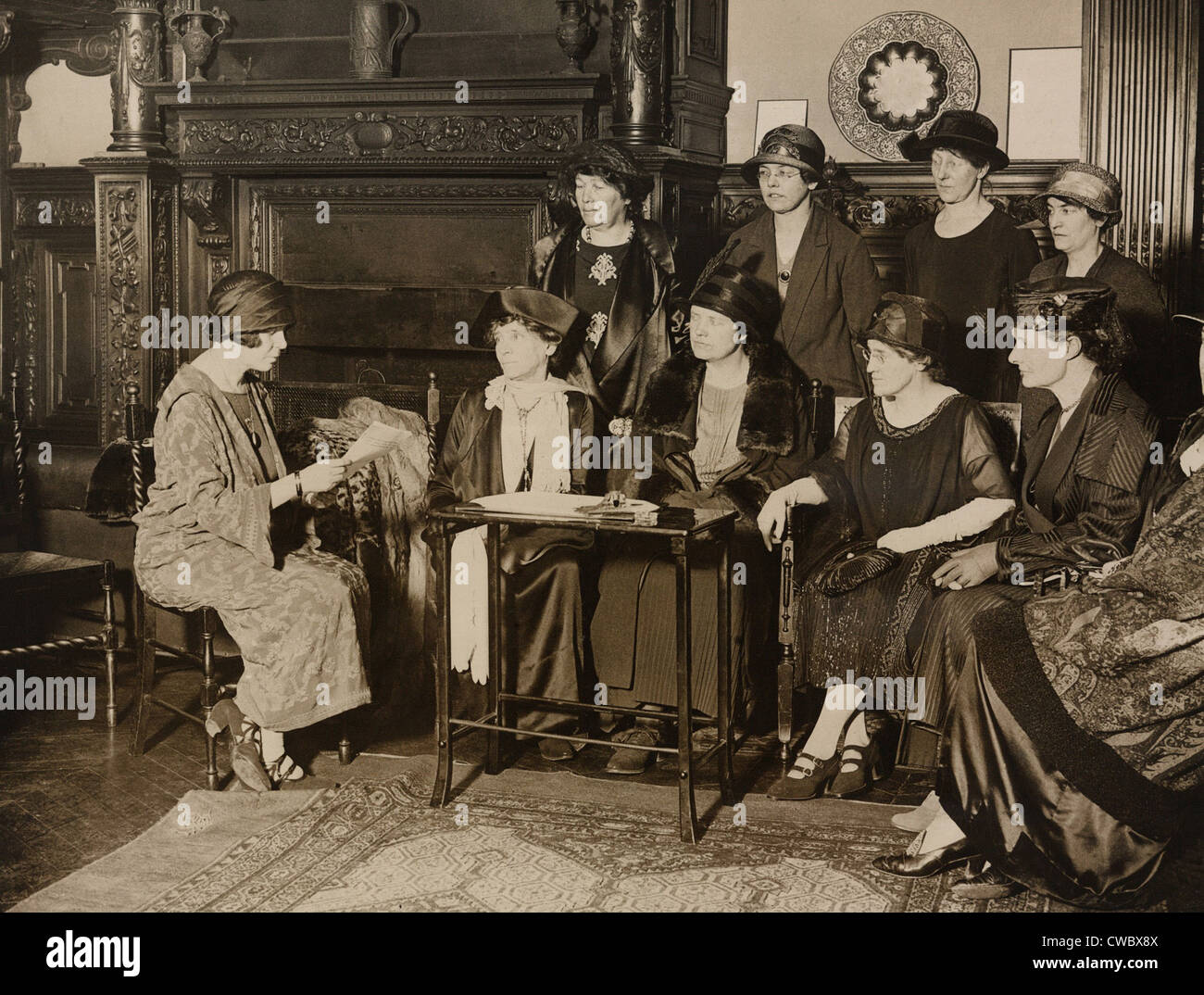 American Alice Paolo, leader del militante Nazionale Femminile parte incontro con le femministe inglese a donna americana's Club in Foto Stock
