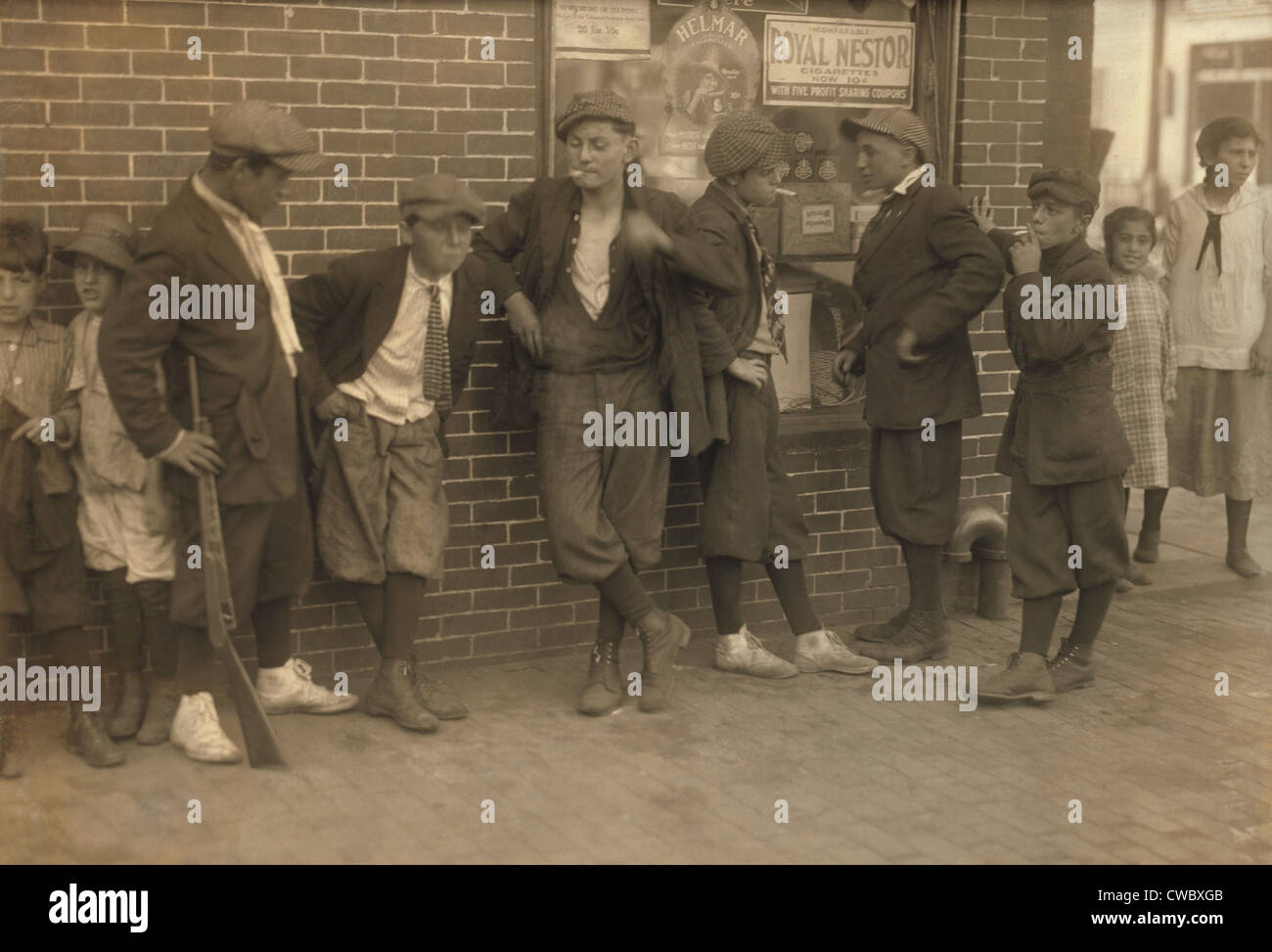 Street gang di fumo di sigaretta giovani bighellonare nell'angolo di Margaret & Acqua strade di Springfield, Massachusetts. 1916 Foto Stock