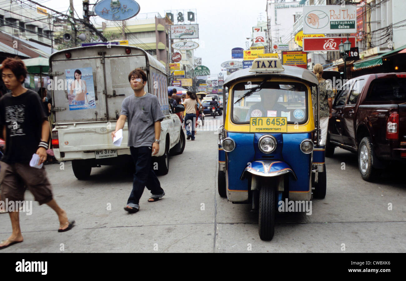 Bangkok, il traffico sulla strada Khaosarn Foto Stock