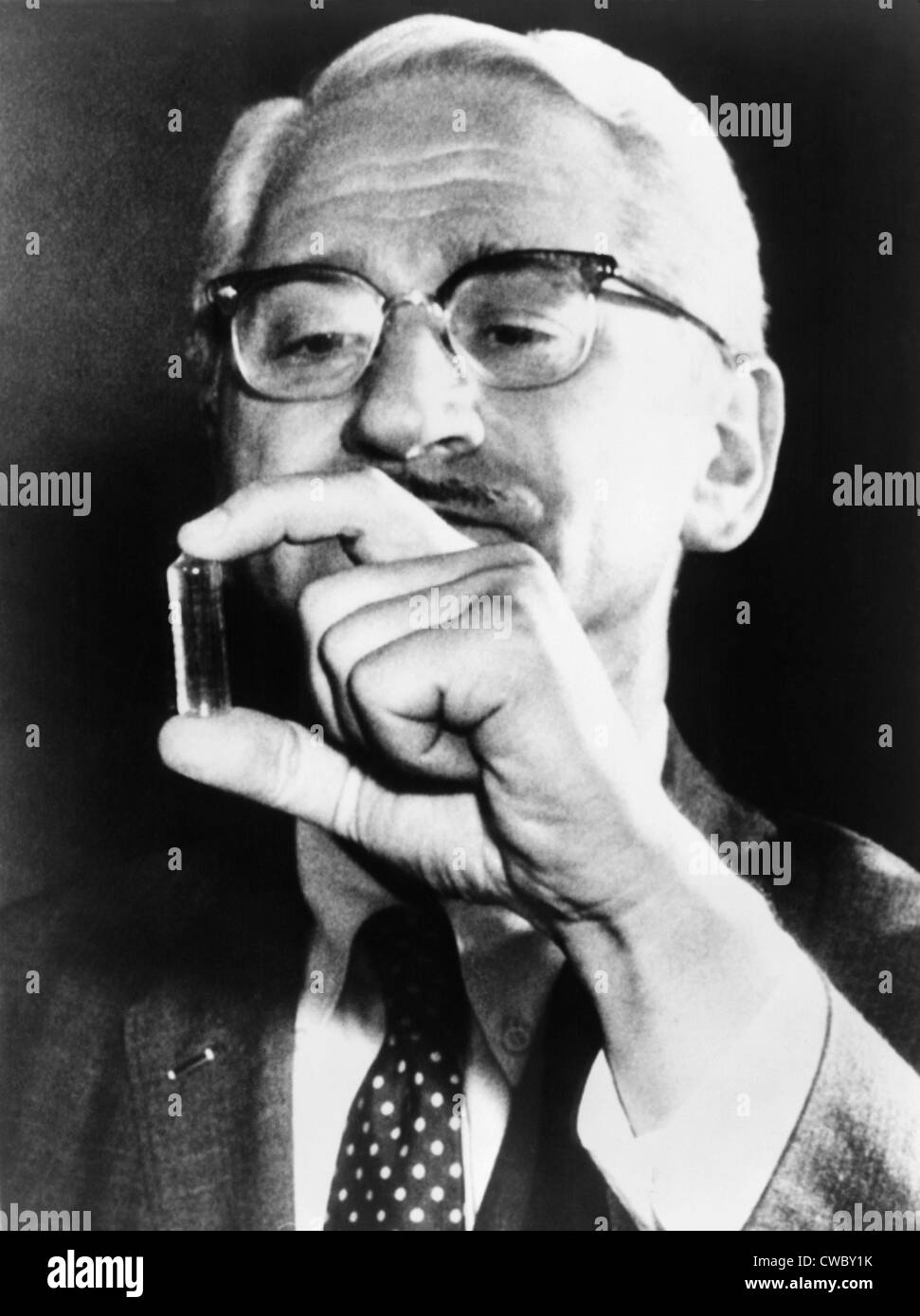 Il dr. Albert Sabin (1906-1993), mantiene la fiala contenente un live-virus vaccino per la polio ha sviluppato per integrare e infine Foto Stock