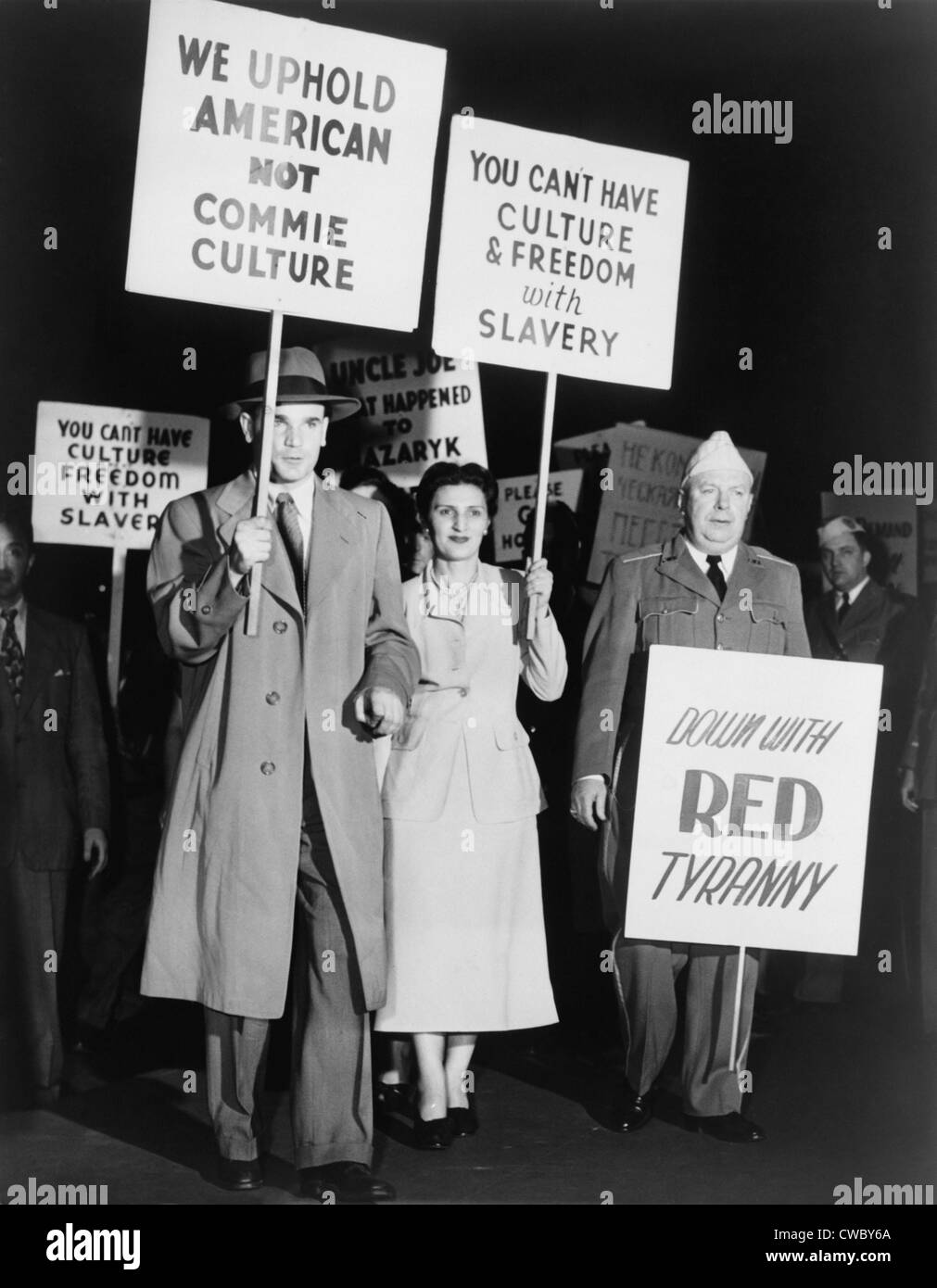 Deflettore sovietica, Peter Piragov (1920-1987), in un anticomunista marcia di protesta al di fuori dal Madison Square Garden sul marzo 27, 1949. Foto Stock