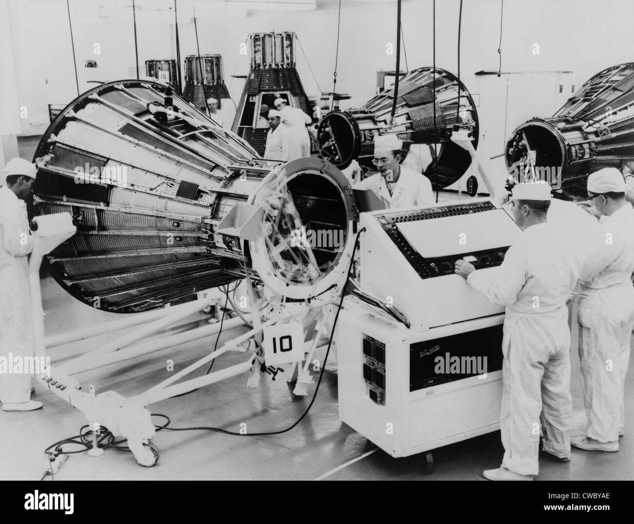 Operai assemblaggio Progetto Mercury capsule spaziali per astronauti americani, a McDonell Aircraft Corporation, St. Louis, Missouri Foto Stock
