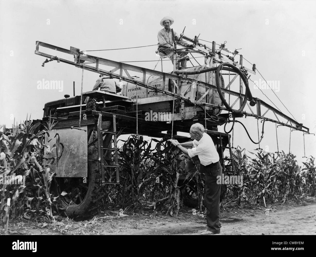 Su larga scala di spruzzatura Syndeet, un insetticida contenente DDT, su una fattoria in Illinois nel 1948. La nociva per l'ambiente Foto Stock