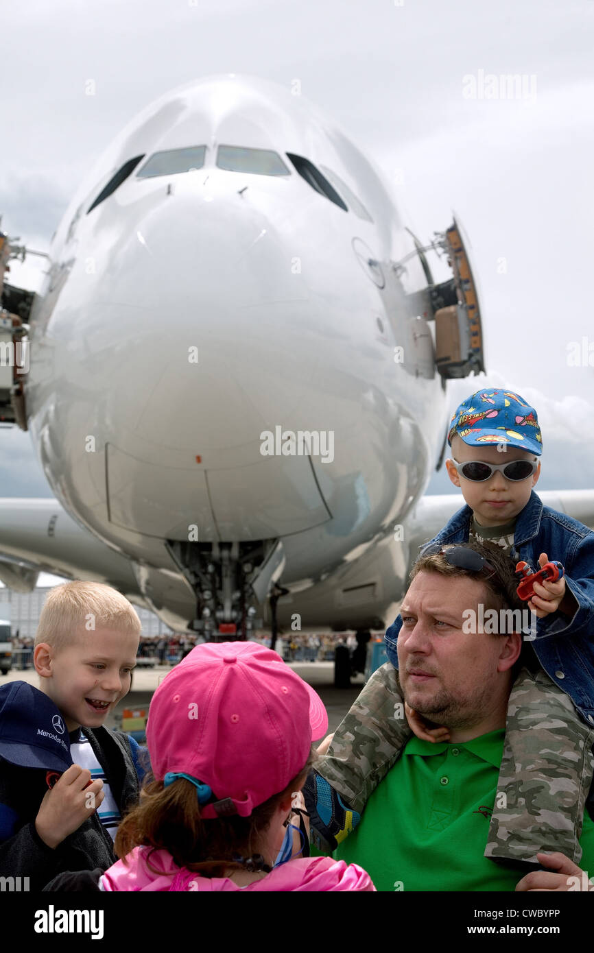 Famiglia polacca e A380 presso la ILA Foto Stock