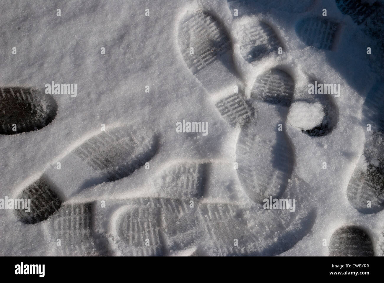 Footprints dal dr. Martens stivali in neve Foto stock - Alamy