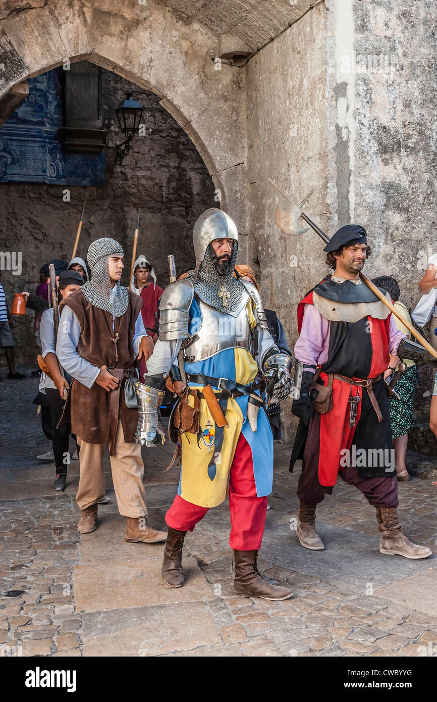 I soldati in una rievocazione storica di una fiera medioevale di Obidos, Portogallo /// swordman fante corazza armor warriors soldato spada uomo lancia costume militare Foto Stock