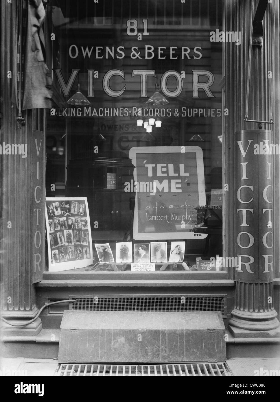 La finestra del Victor record shop in New York City, pubblicizzata "macchine parlanti, registrazioni e forniture", e visualizzate le foto Foto Stock