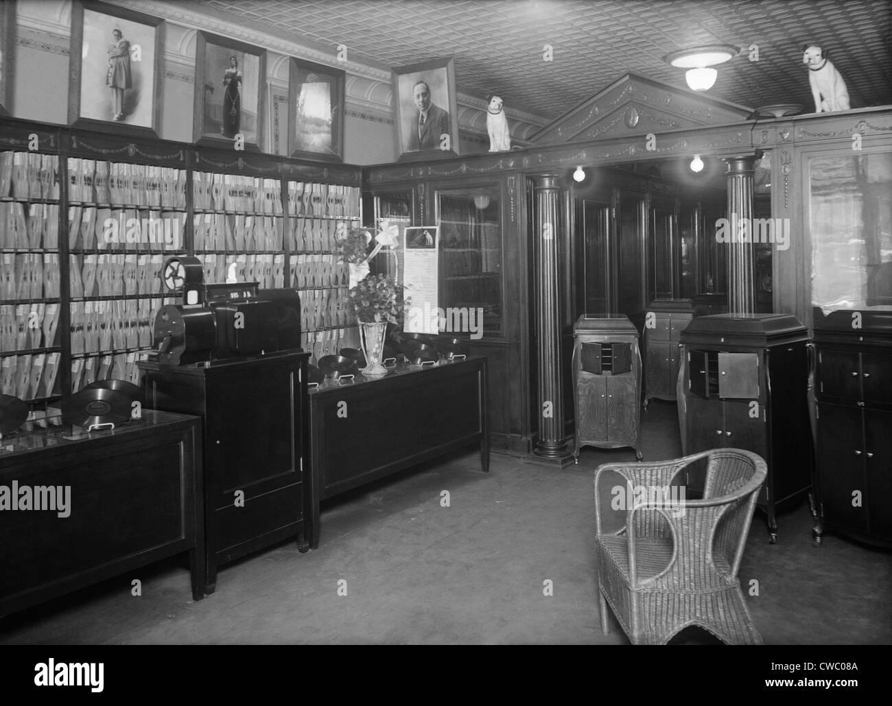 Waldman Record del negozio a New York City ca. 1915-20. Il negozio visualizza 'Victrolas', mano a gomito giocatori record in legno Foto Stock