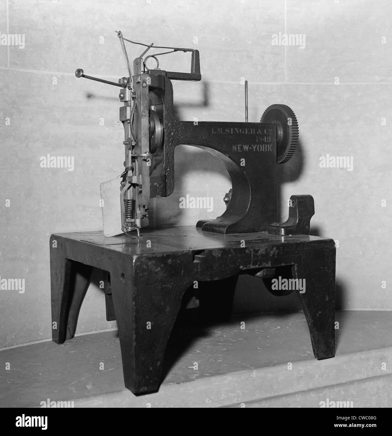 1849 Il modello del primo successo commerciale della macchina per cucire. Inventato da Issac Singer, utilizzato i punti delle cuciture brevettato da Foto Stock