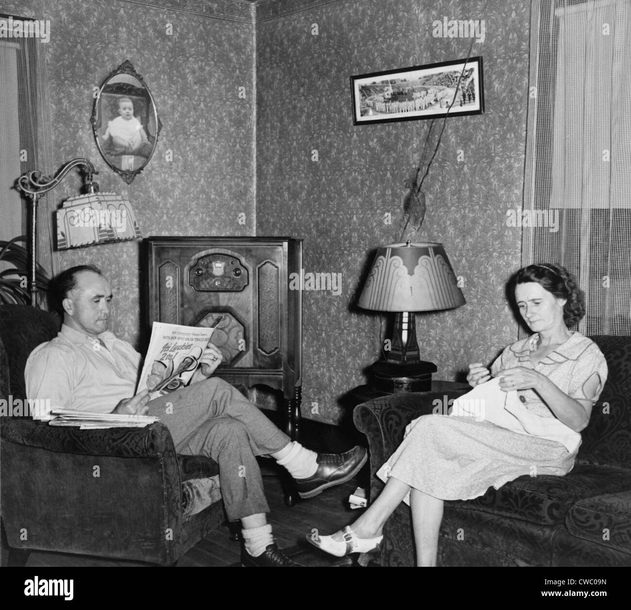 Il confortevole salotto di casa di un West Virginia minatore di carbone e di sua moglie, dispone di una radio e luci elettriche, Foto Stock
