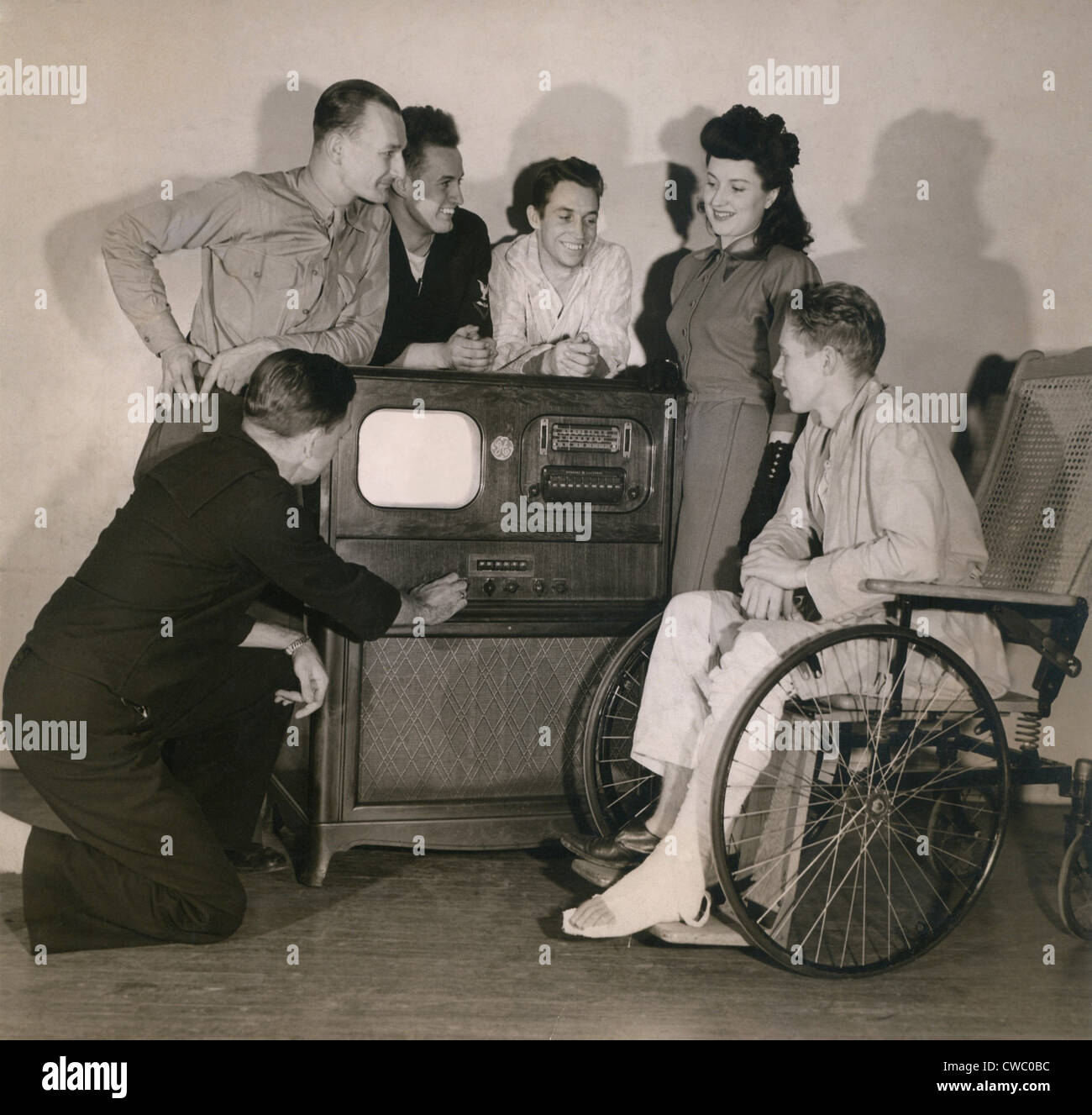 La seconda guerra mondiale era di combattenti pazienti esplorare la nuova radio-televisione a St Albans U.S. Naval Hospital in Queens New York, Foto Stock