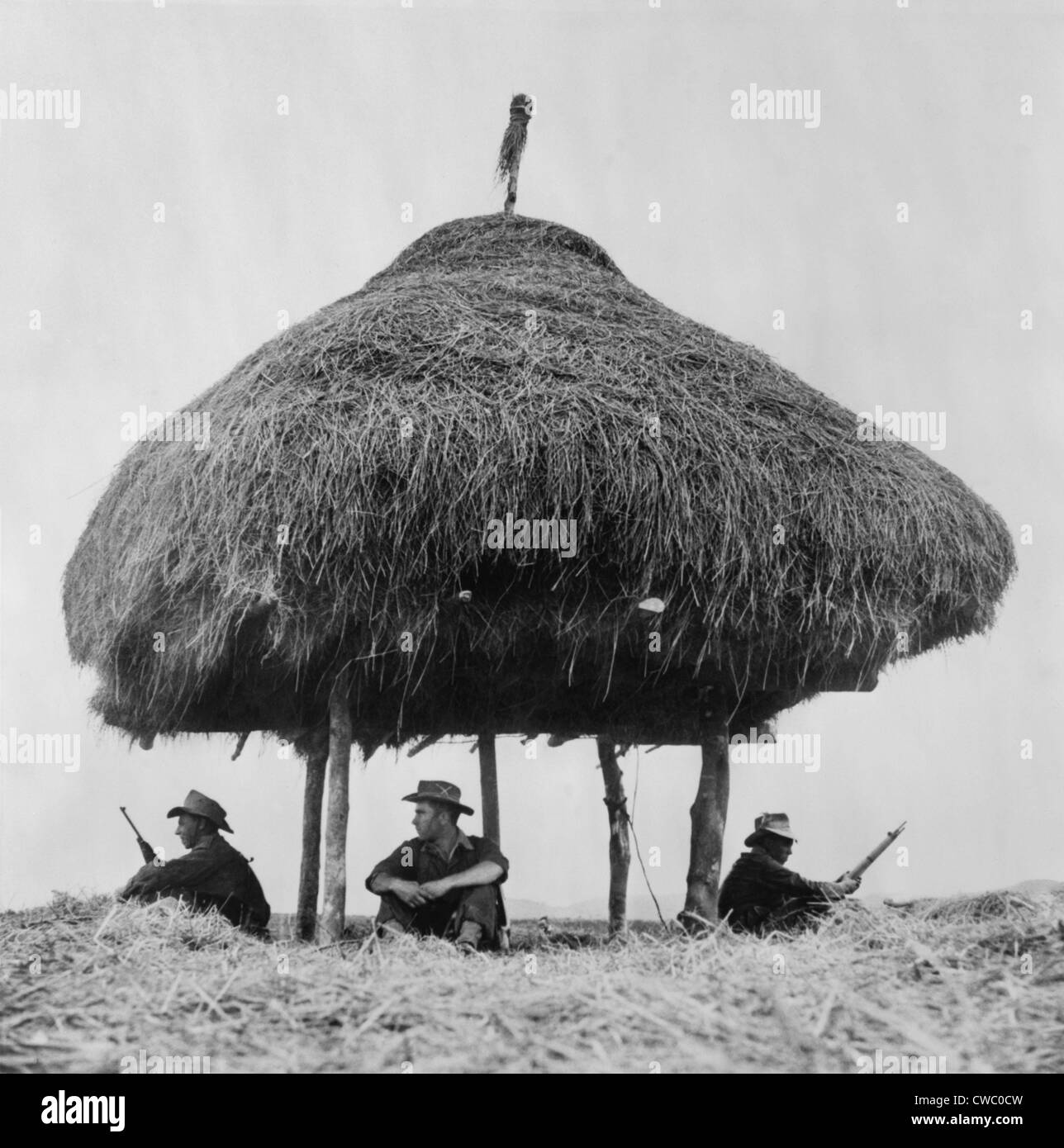 Legione Straniera francese soldati mantenendo la vedetta per il Viet Minh fighters sotto il rifugio di una radio con tetto di paglia di capanna in 1951.L Foto Stock Legione Straniera francese soldati mantenendo la vedetta per il Viet Minh fighters sotto il rifugio di una radio con tetto di paglia di capanna in 1951.L Foto Stock