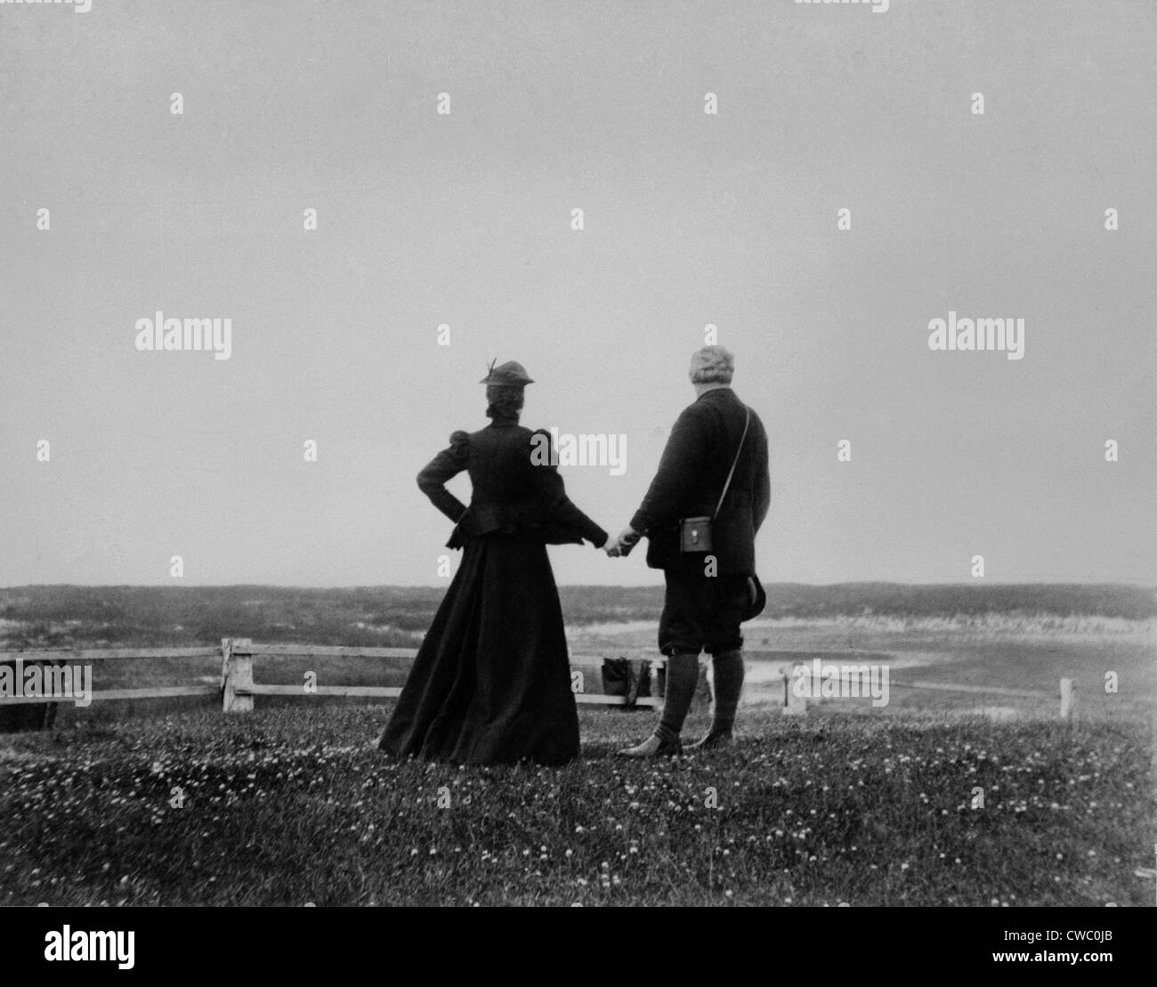 Alexander Graham Bell e Mabel Hubbard Bell tenere mani e guarda verso il mare da Sable Island, Canada nel 1898. Mable perso Foto Stock