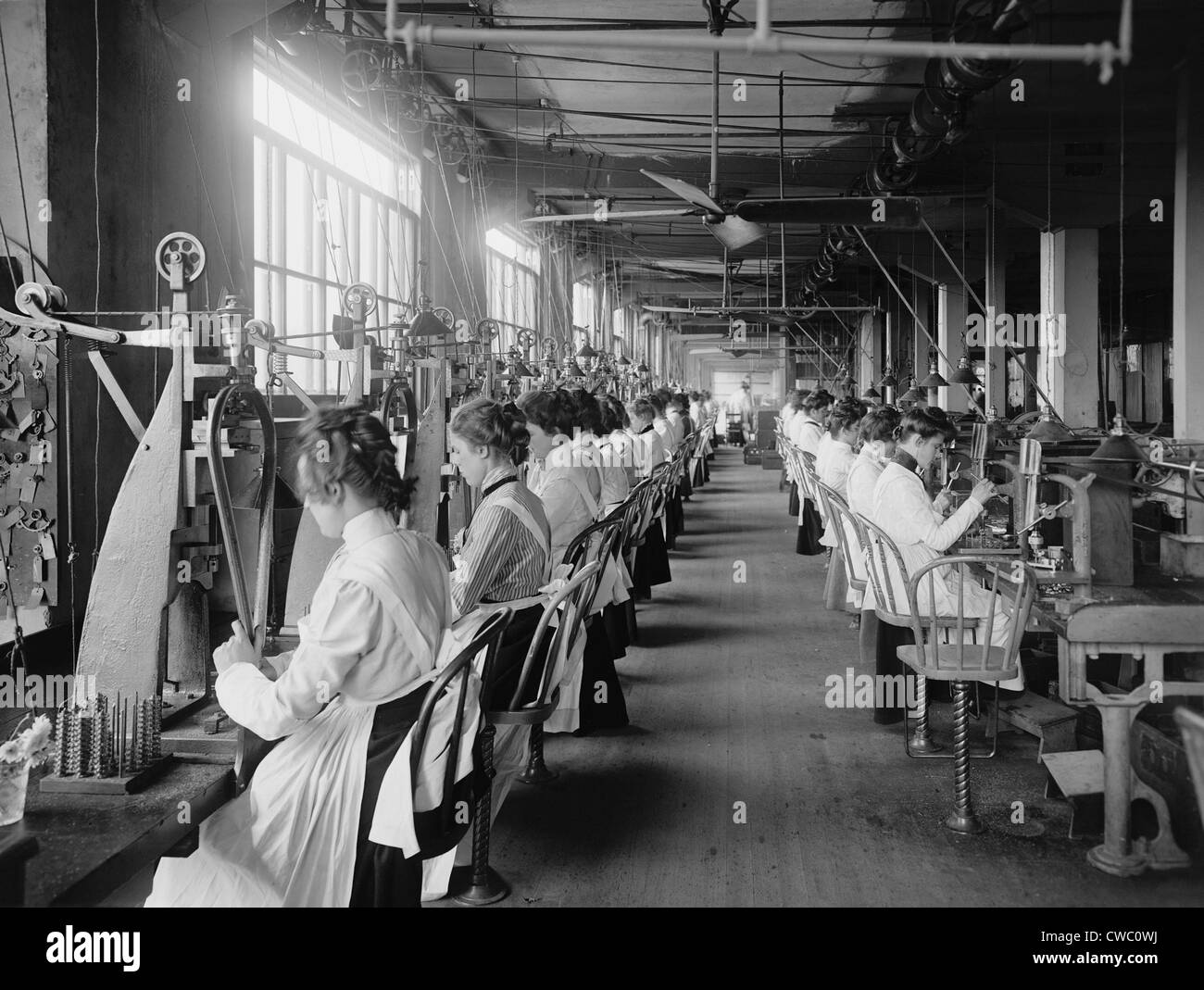 Bloccare e praticare il reparto linea di assemblaggio dei lavoratori di sesso femminile a livello nazionale un registratore di cassa, Dayton, Ohio. C. 1902. Foto Stock