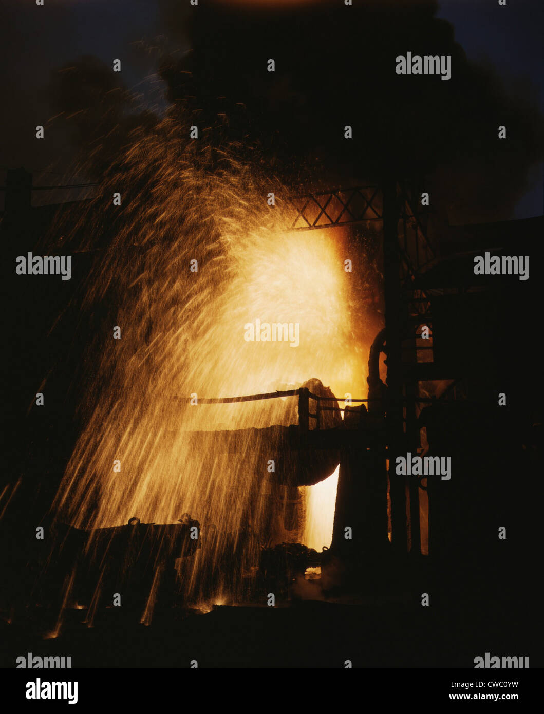 Convertitore Bessemer impurità rimosse dal ferro mediante ossidazione (bruciare) con aria ad alta pressione che viene insufflato attraverso il fuso Foto Stock