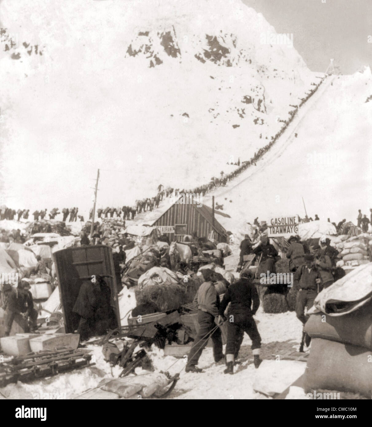 Lungo nastro di minatori legato per il Klondike gold fields scavalcando il Chilcoot Pass, nel 1898. Foto Stock