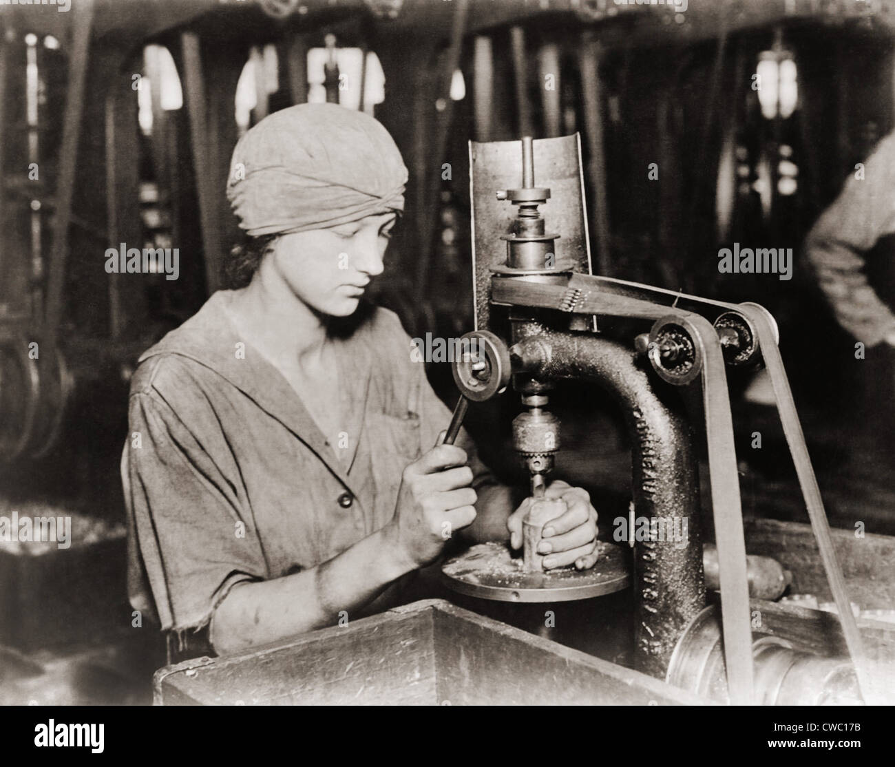 Donna svasatura a detonatore foro del tubo in Hand Grenade a Westinghouse Electric & Manufacturing. Società, durante la Seconda Guerra Mondiale Foto Stock