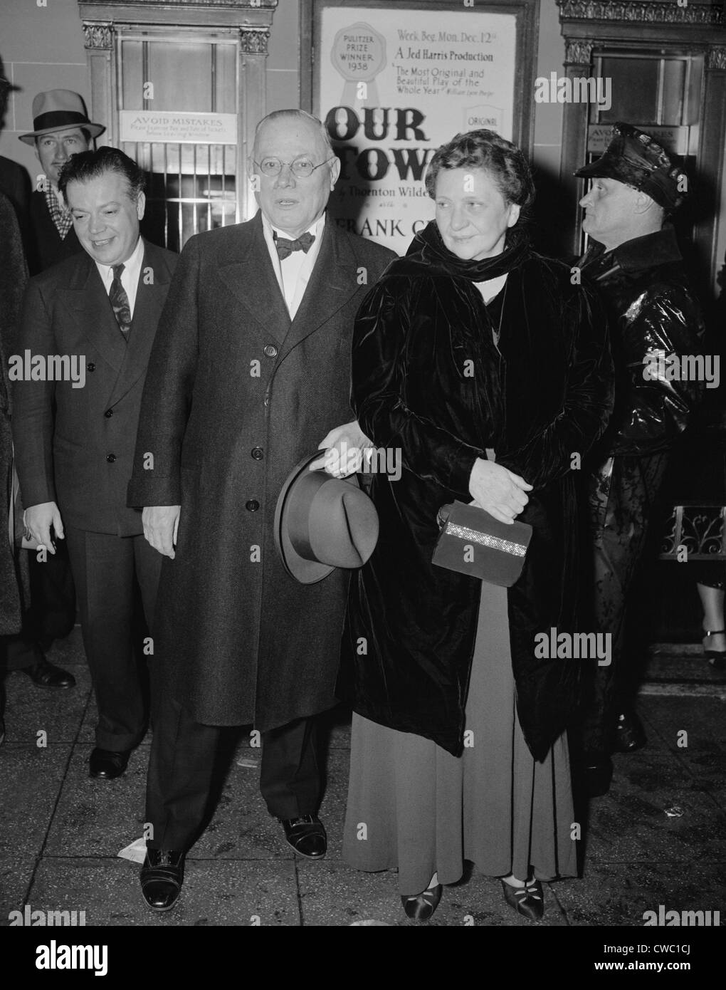 Segretario di lavoro Frances Perkins e AFL presidente William Green presso il Teatro Nazionale di frequentare i perni e gli aghi, una fase Foto Stock