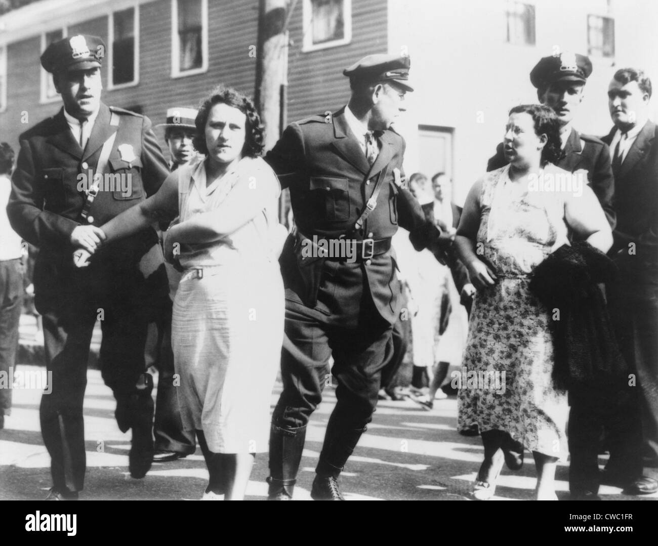 Donne lavoratori tessili arrestati da poliziotti per picchetti il mulino di Jackson di Nashua, New Hampshire. Sett. 7, 1934. Foto Stock